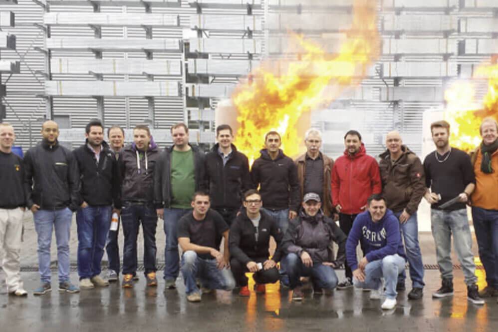 Brandschutzfachkräfte posieren für Gruppenfoto